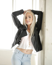 Naomi Woods в кожаной куртке залезла на кровать, где показала обнаженное тело 2 фотография Naomi Woods в кожаной куртке залезла на кровать, где показала обнаженное тело 2 фотография