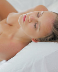 Alexis Adams на диване светит упругой попкой и бритой киской 11 фотография Alexis Adams на диване светит упругой попкой и бритой киской 11 фотография