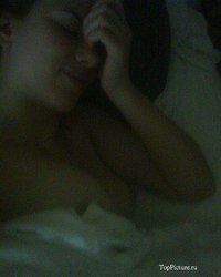 Симпатичная телка с пухлыми губками делает обнаженное селфи 7 фотография Симпатичная телка с пухлыми губками делает обнаженное селфи 7 фотография