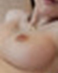 Молодая брюнетка с большими сиськами на диване светит своей красотой 5 фотография Молодая брюнетка с большими сиськами на диване светит своей красотой 5 фотография