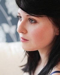 Молодая брюнетка с большими сиськами на диване светит своей красотой 17 фотография Молодая брюнетка с большими сиськами на диване светит своей красотой 17 фотография