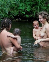 Русские телки на свежем воздухе демонстрируют голые сиськи 5 фотография Русские телки на свежем воздухе демонстрируют голые сиськи 5 фотография